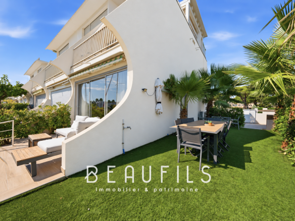 Marina d'angle en duplex avec jardin privatif et terrasse à Le Grau-du-Roi.