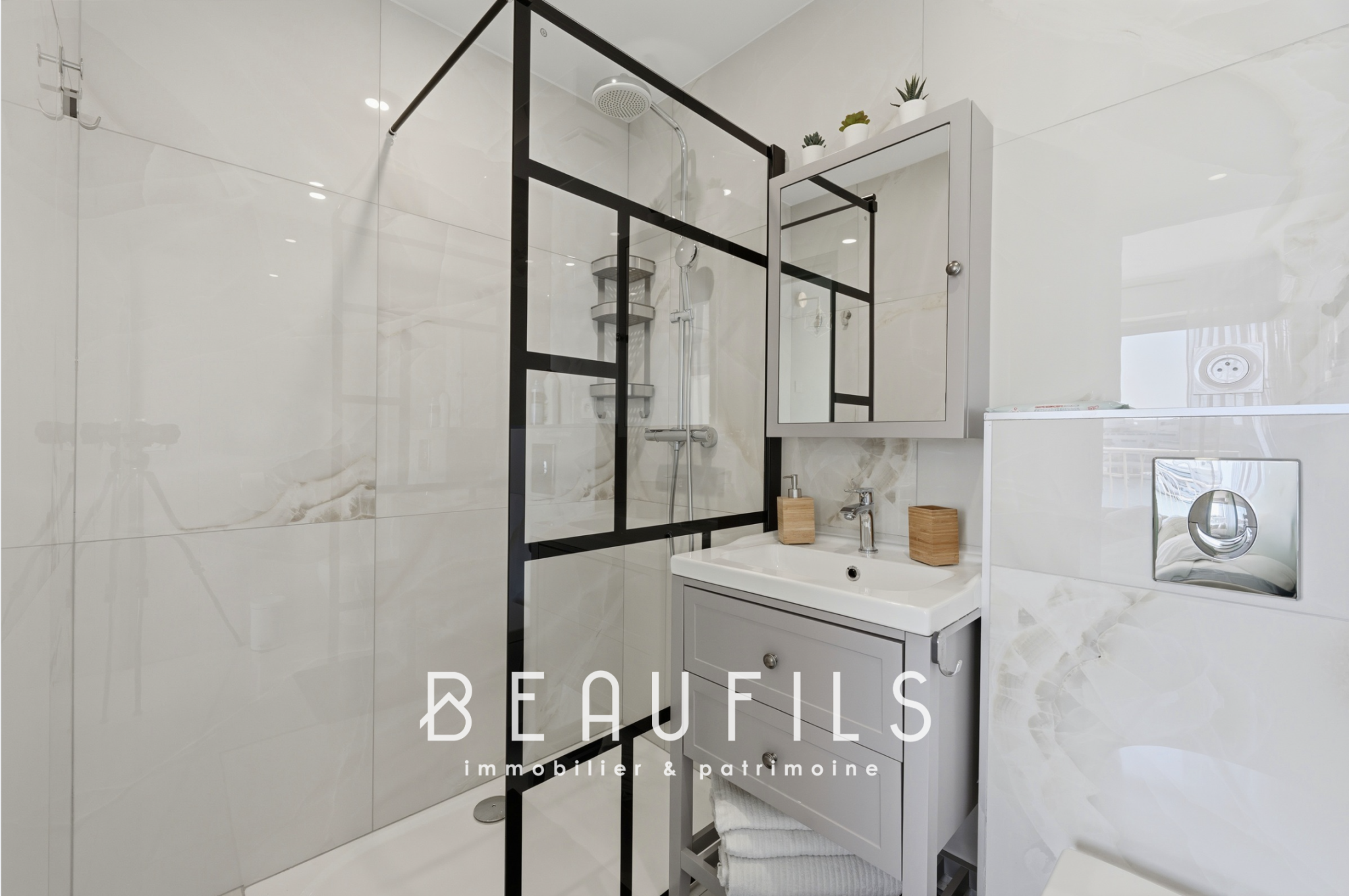 Salle de bain rénovée Salle de bain moderne avec douche en verre et meuble lavabo.