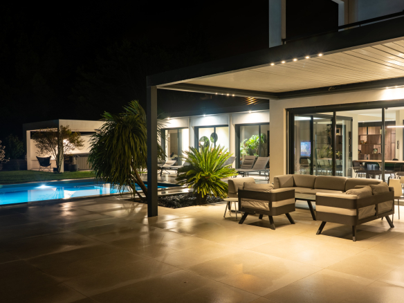 Maison d'architecte moderne avec piscine illuminée et espace extérieur à Gervans, Vallée du Rhône.