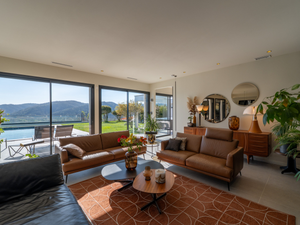 Intérieur d'une maison d'architecte moderne avec vue sur la vallée du Rhône et des montagnes.