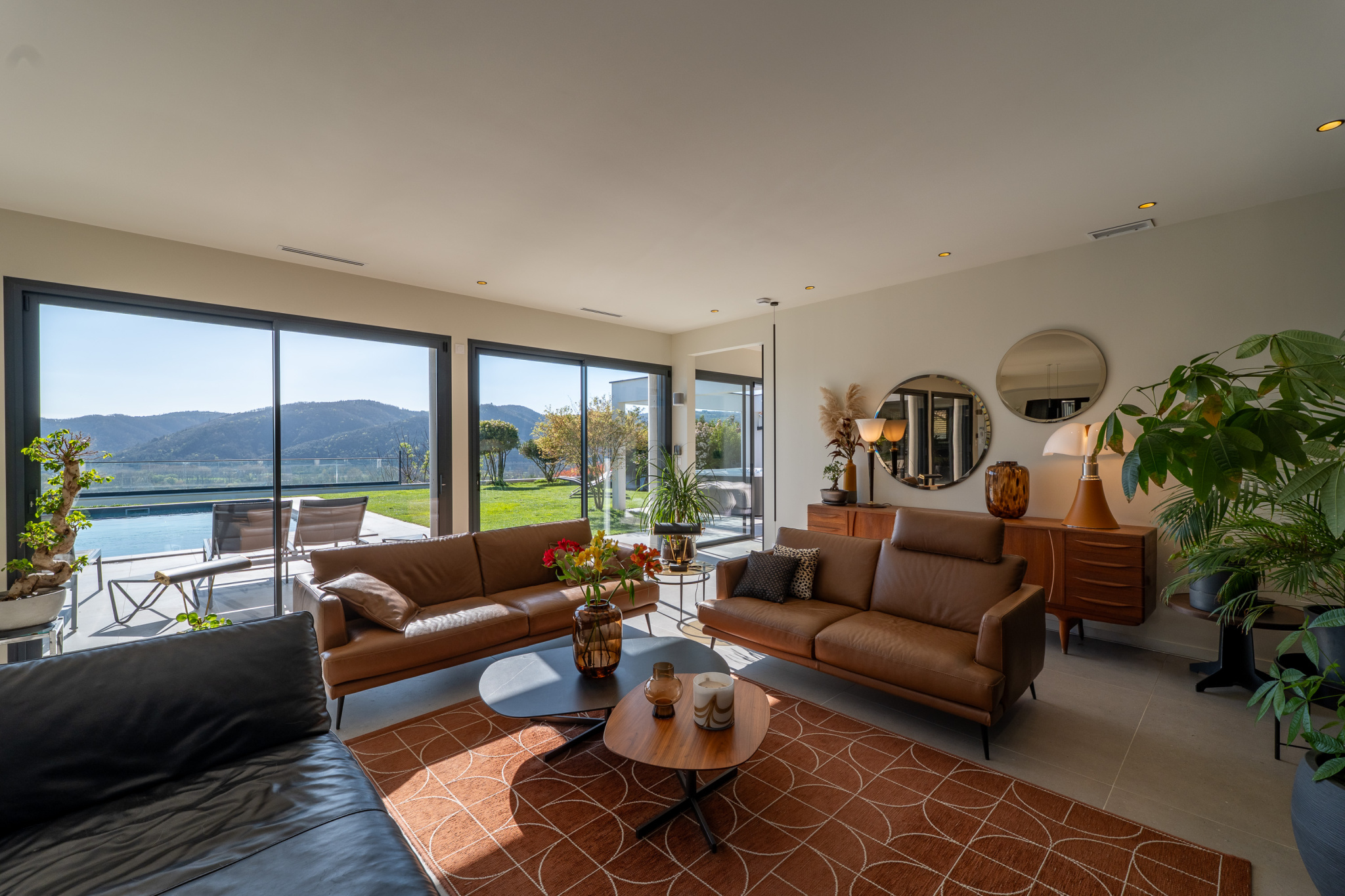 Intérieur d’une maison d’architecte Intérieur d'une maison d'architecte moderne avec vue sur la vallée du Rhône et des montagnes.