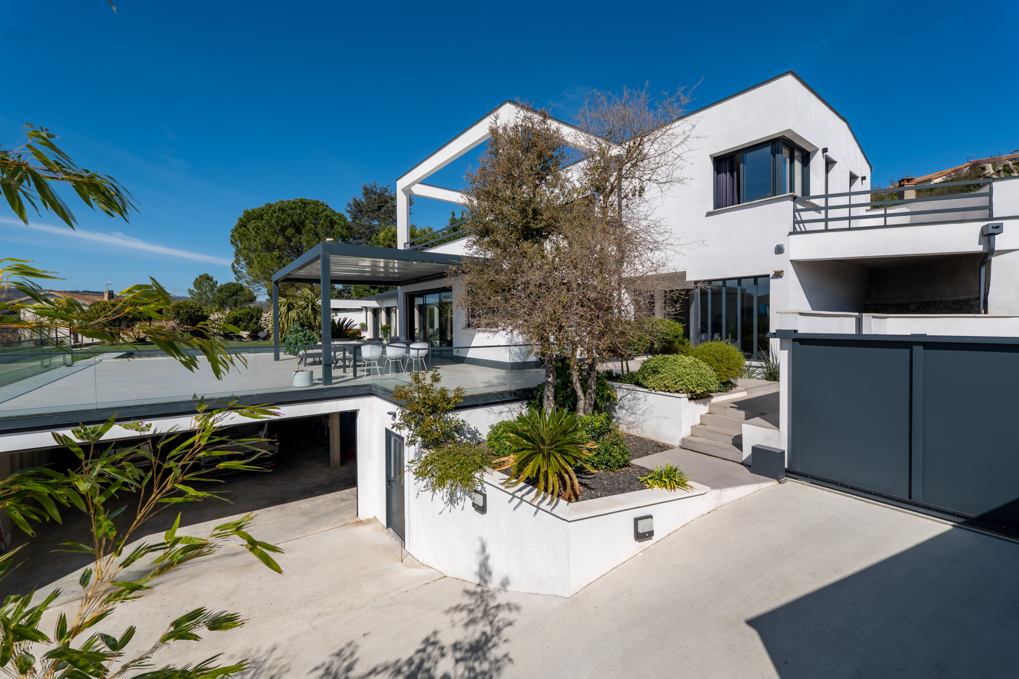Maison contemporaine à Gervans Maison d'architecte moderne avec piscine et jardin à Gervans, Vallée du Rhône.
