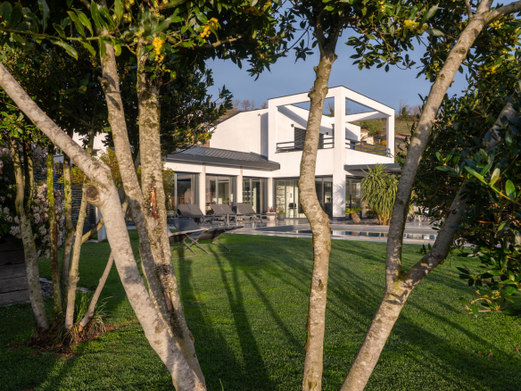 Maison d'architecte moderne avec piscine dans un jardin verdoyant, Vallée du Rhône.