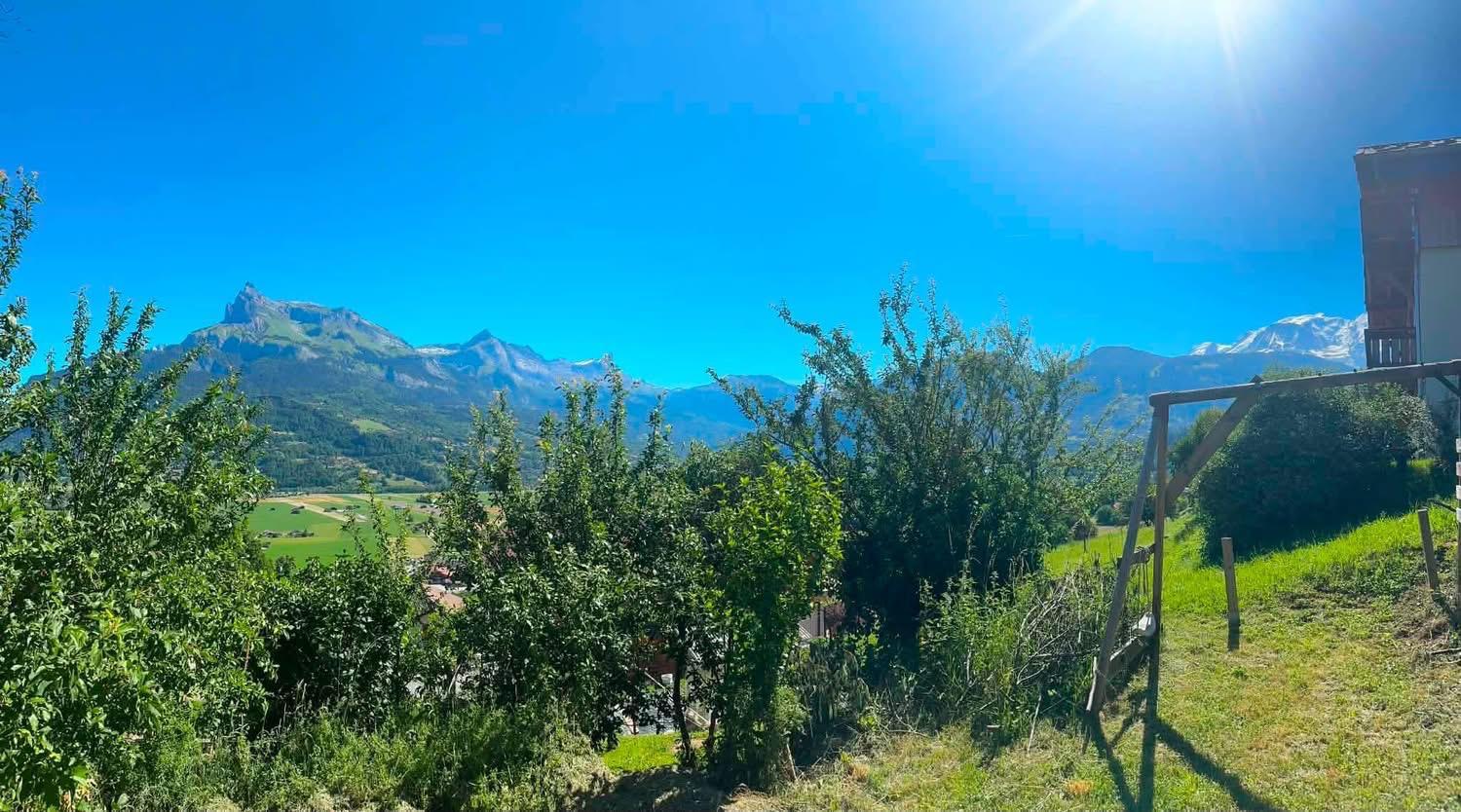 Vue panoramique depuis Domancy Vue dégagée sur les montagnes depuis un terrain avec des arbres à Domancy.