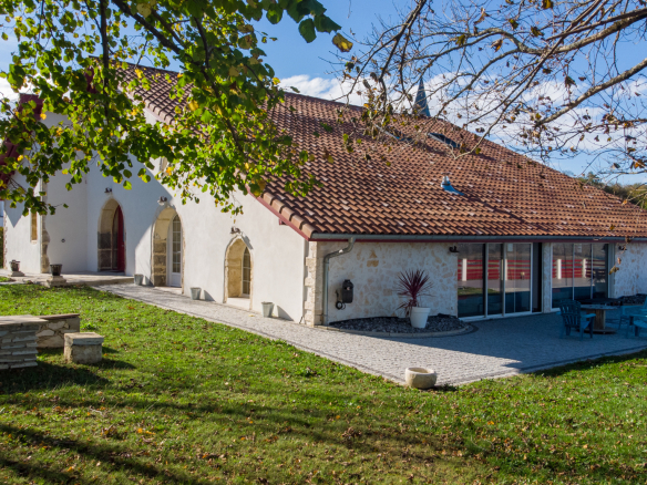 Maison rénovée à Guiche avec jardin et terrasse, vue dégagée.