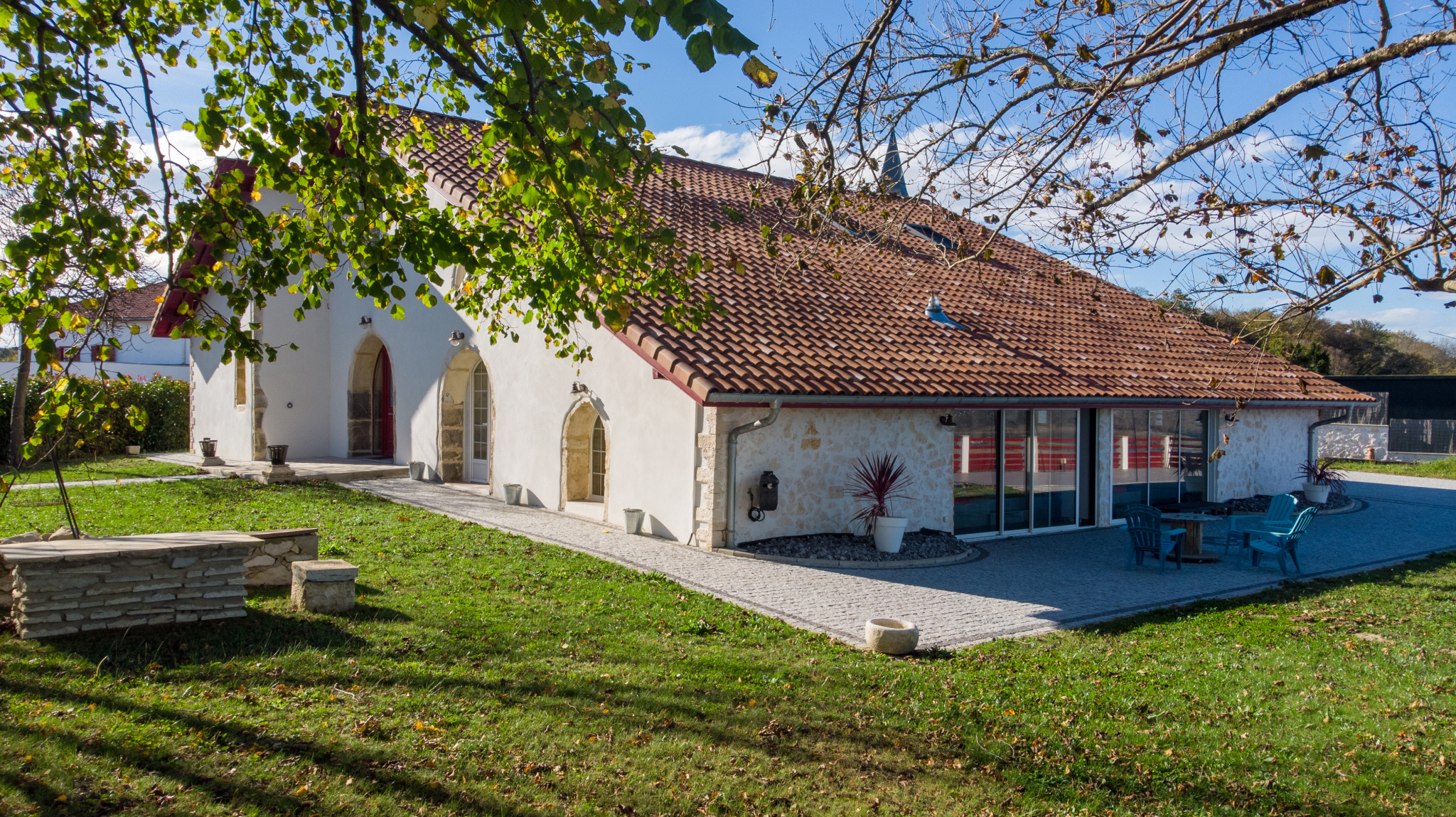 Maison rénovée à Guiche avec jardin et terrasse, vue dégagée.