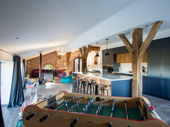 Intérieur d'une maison rénovée avec cuisine moderne et espace de vie lumineux à Guiche.