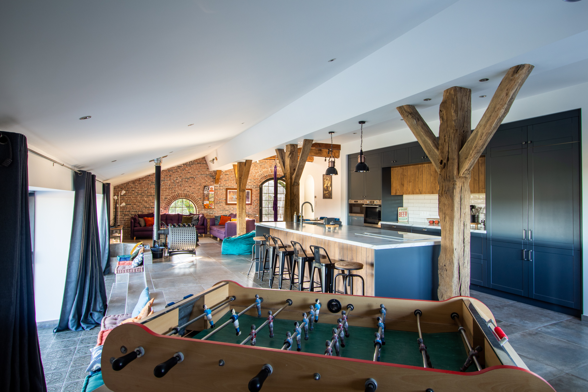 Intérieur d'une maison rénovée avec cuisine moderne et espace de vie lumineux à Guiche.