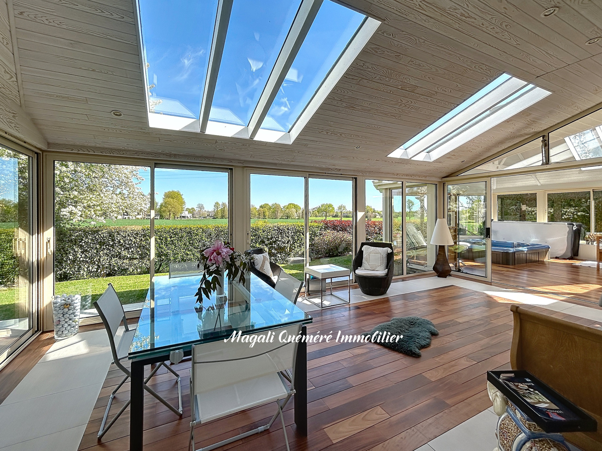 Intérieur d’une maison spacieuse Intérieur lumineux d'une maison avec grandes baies vitrées et vue sur la campagne.