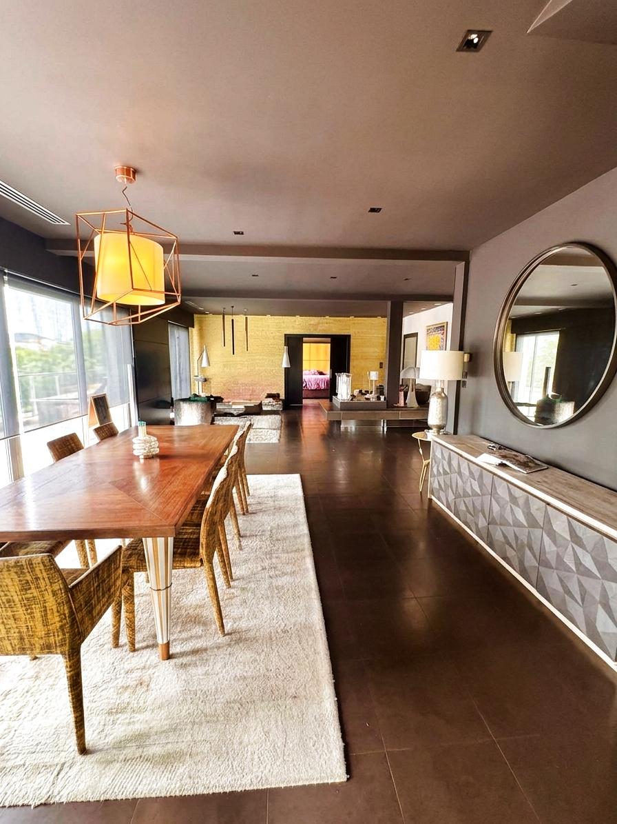Intérieur d’une villa d’architecte Intérieur d'une villa d'architecte avec salle à manger et salon, décor moderne et lumineux.