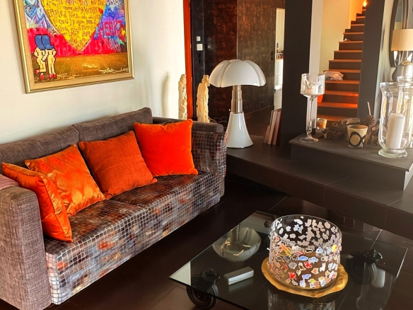 Intérieur d'une villa d'architecte avec un salon moderne et une décoration colorée.