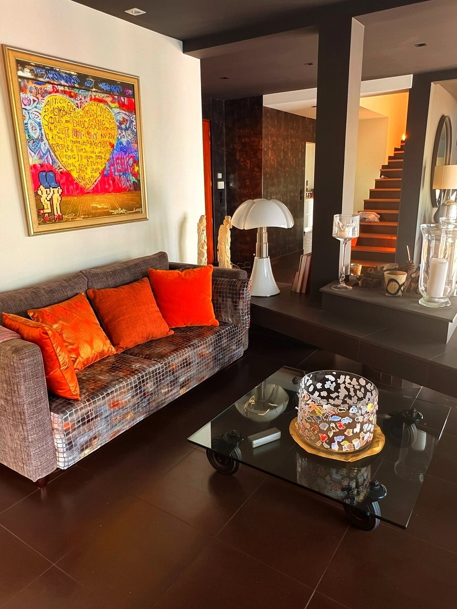 Intérieur d’une villa d’architecte Intérieur d'une villa d'architecte avec un salon moderne et une décoration colorée.