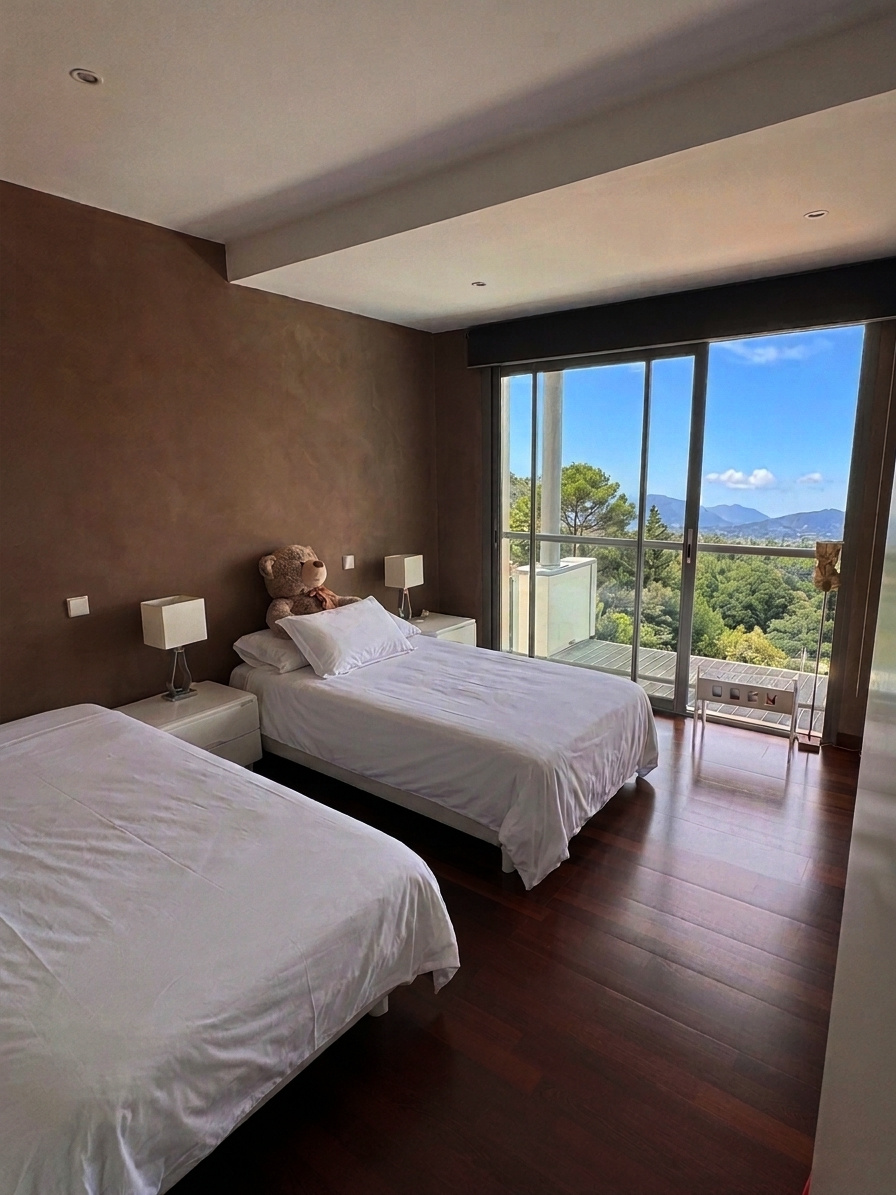 Chambre de villa d’architecte Chambre d'une villa d'architecte avec deux lits simples et vue sur les Pyrénées.