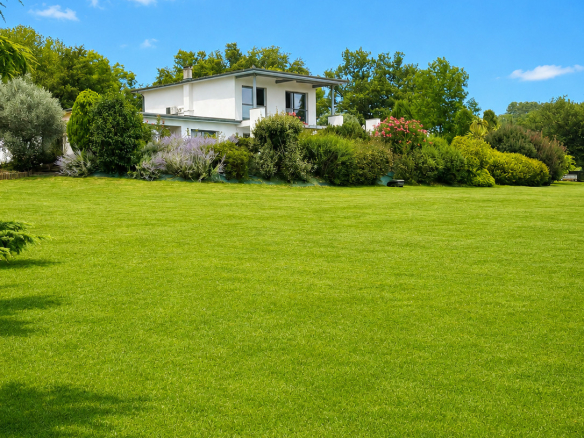 Villa d'architecte moderne entourée d'un grand jardin verdoyant à Villeneuve-de-Rivière.