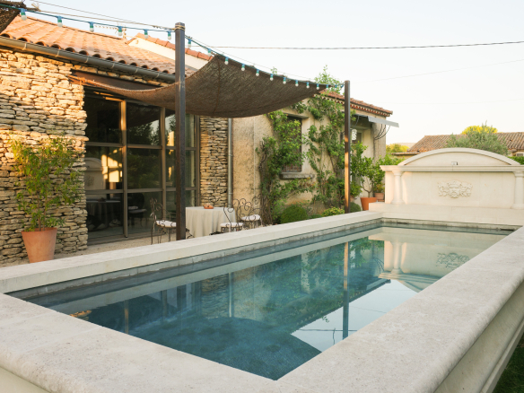 Art Deco dry stone house with swimming pool in L'Isle-sur-la-Sorgue.