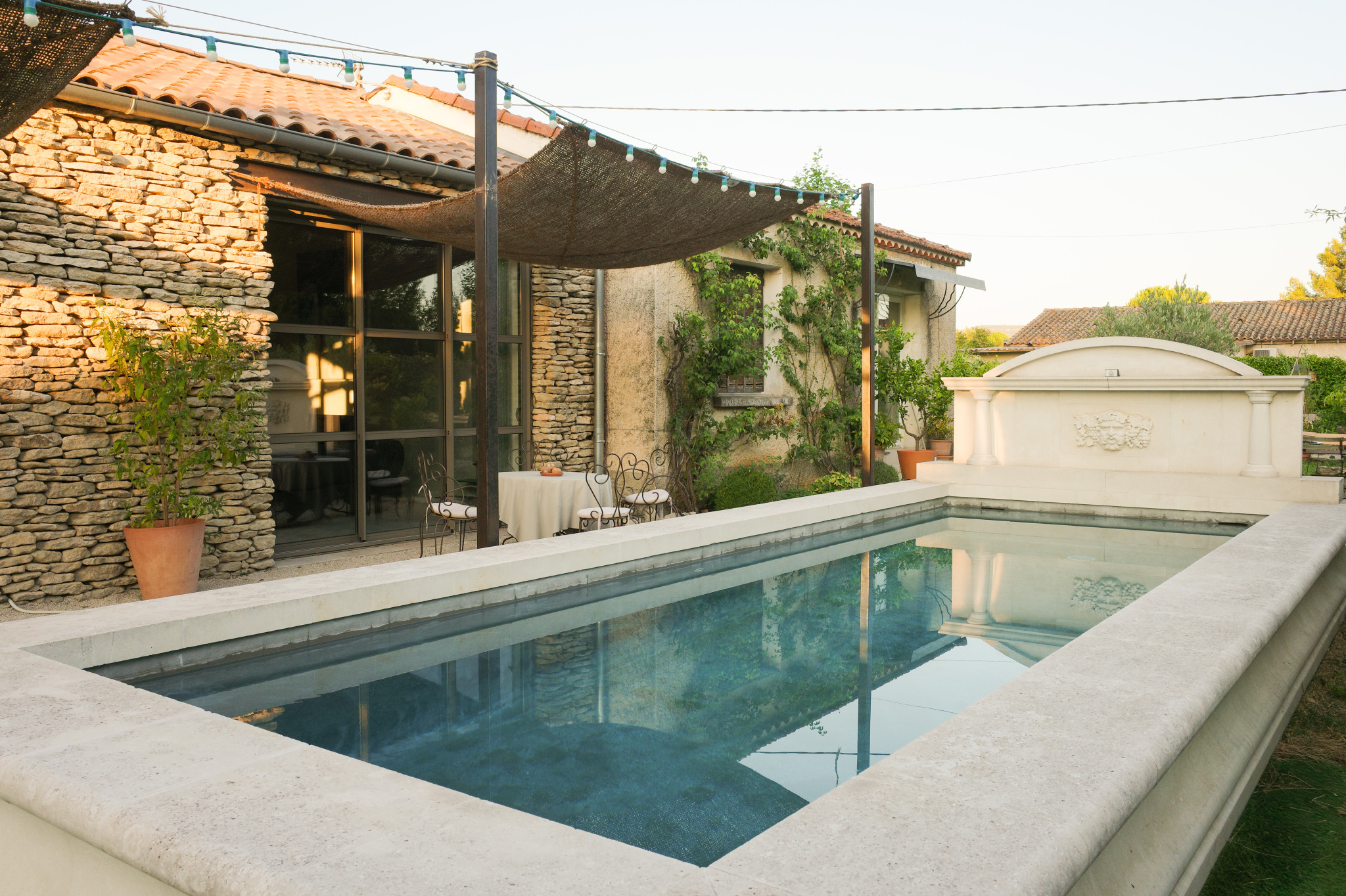 Art Deco dry stone house with swimming pool in L'Isle-sur-la-Sorgue.