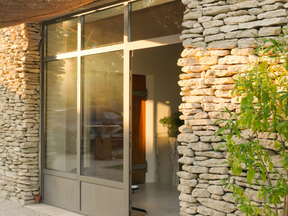 Dry stone house with large bay windows in L'Isle-sur-la-Sorgue