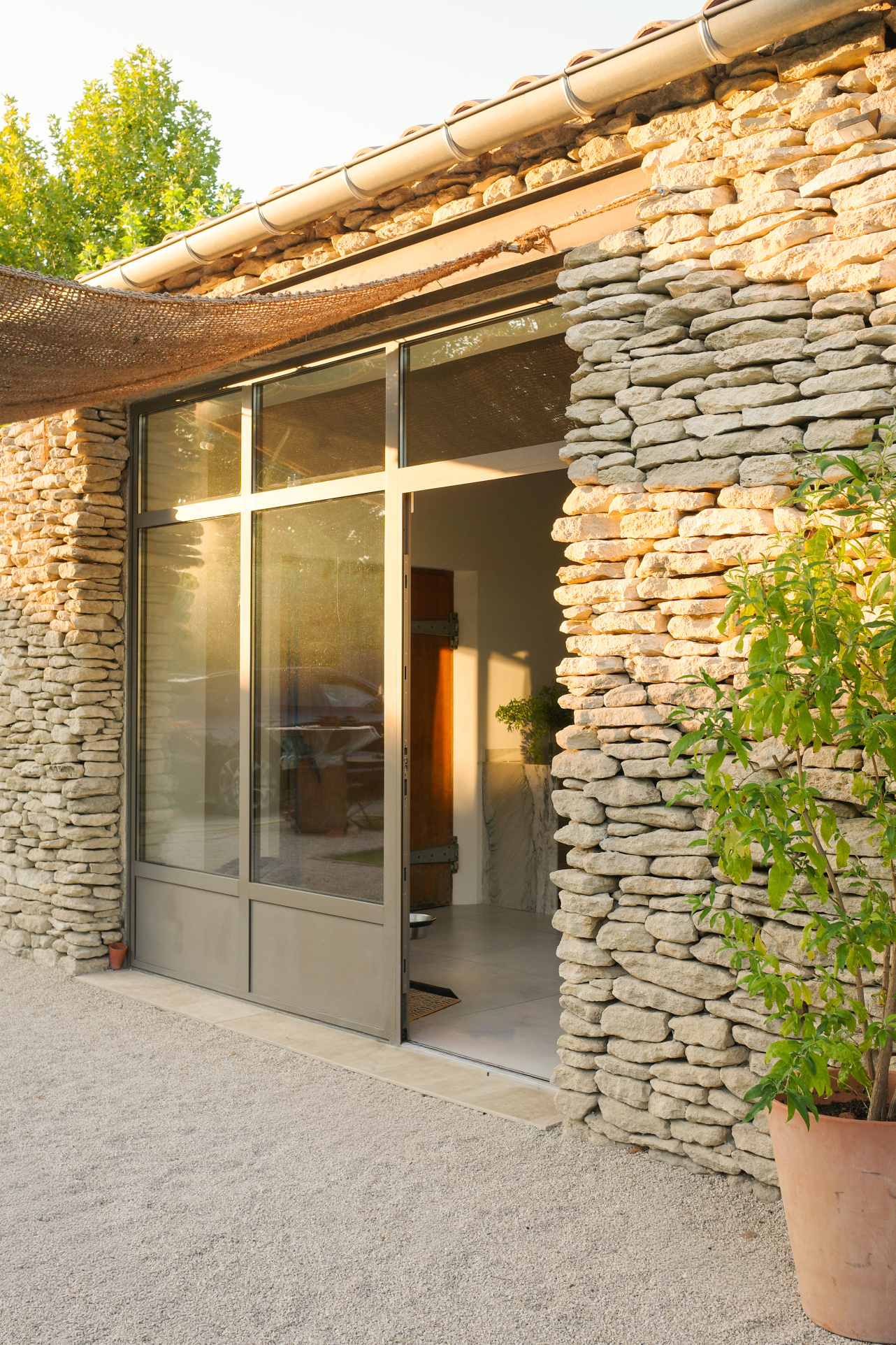 Dry stone house with large bay windows in L'Isle-sur-la-Sorgue