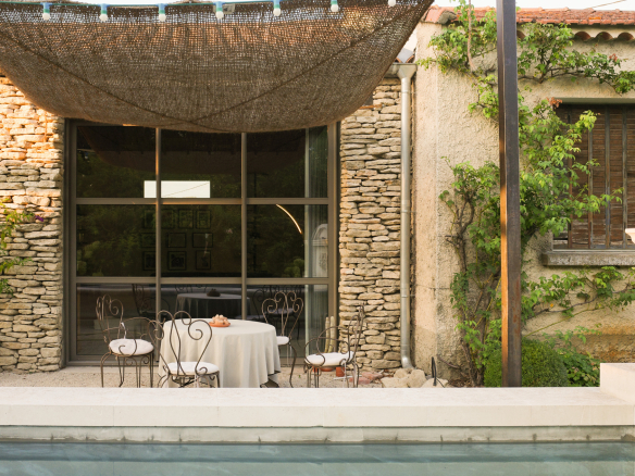Terrace of a dry stone house with swimming pool in L'Isle-sur-la-Sorgue.