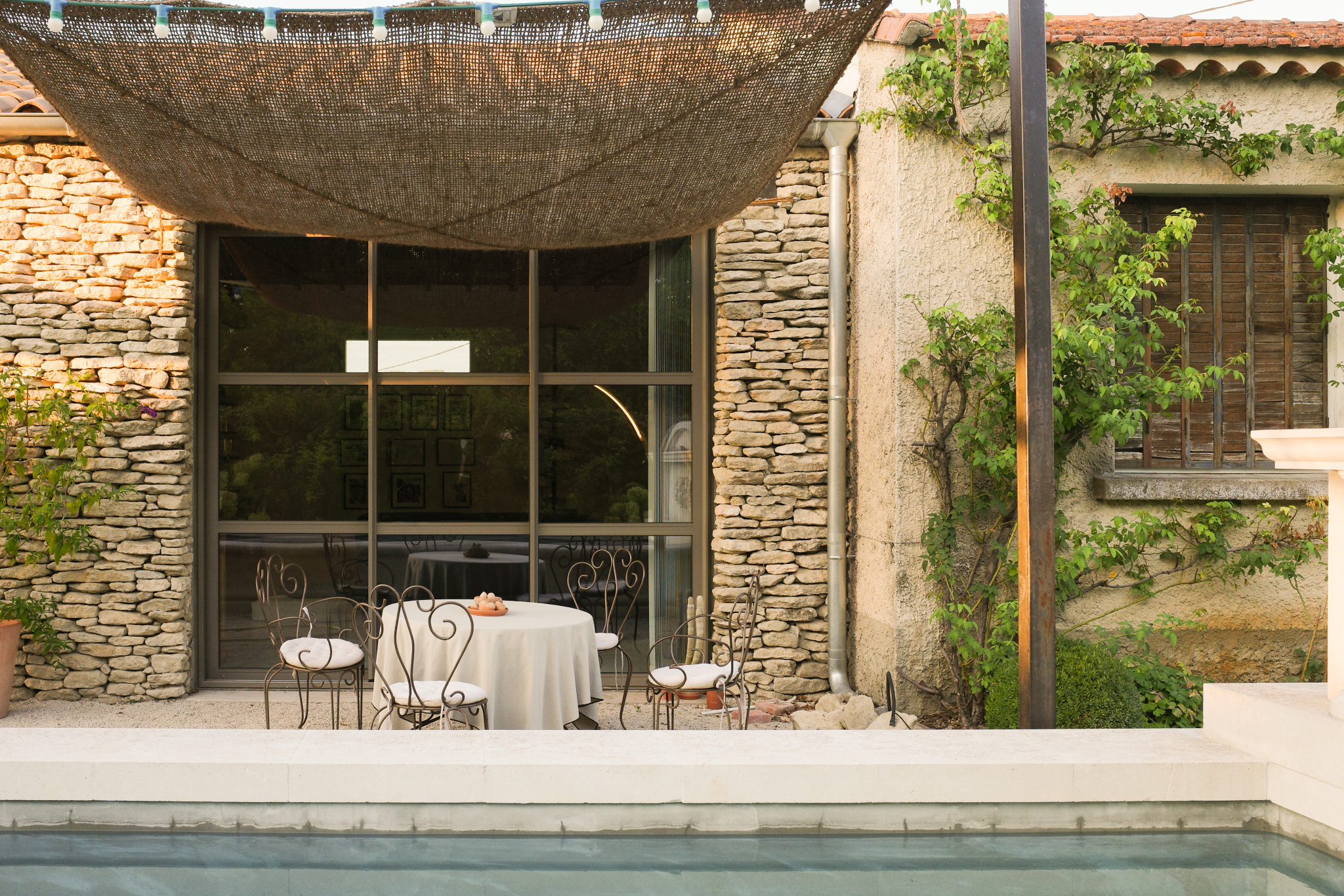 Terrace of a dry stone house with swimming pool in L'Isle-sur-la-Sorgue.