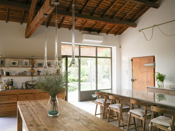 Interior of an Art Deco house in L'Isle-sur-la-Sorgue with modern kitchen and dining room.