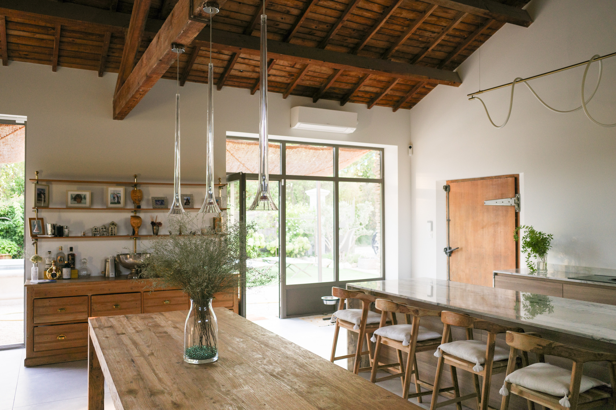 Interior of an Art Deco house in L'Isle-sur-la-Sorgue with modern kitchen and dining room.