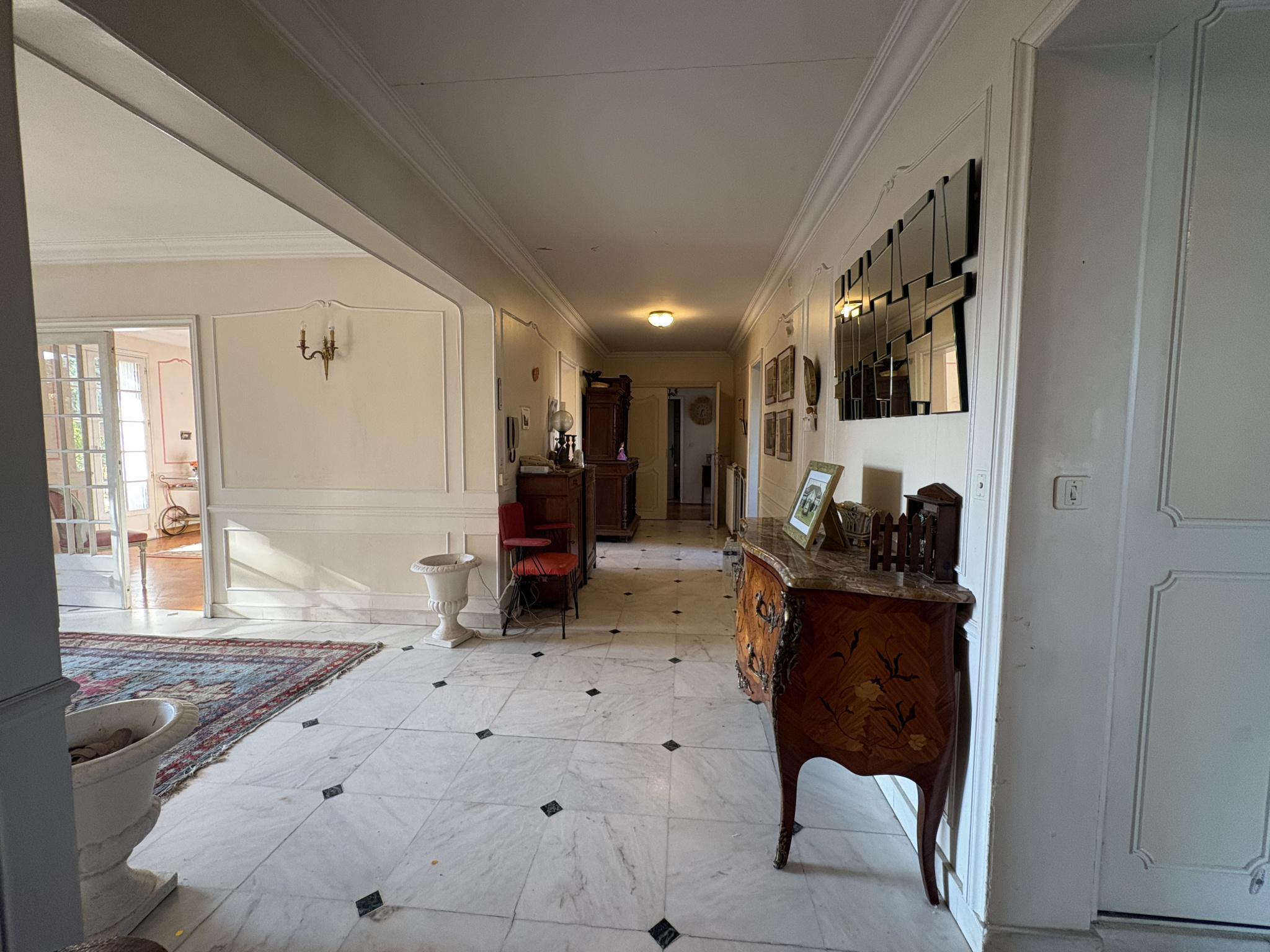 Intérieur d’une maison à Roissy-en-Brie Intérieur d'une maison à Roissy-en-Brie avec un hall d'entrée spacieux et des décorations élégantes.
