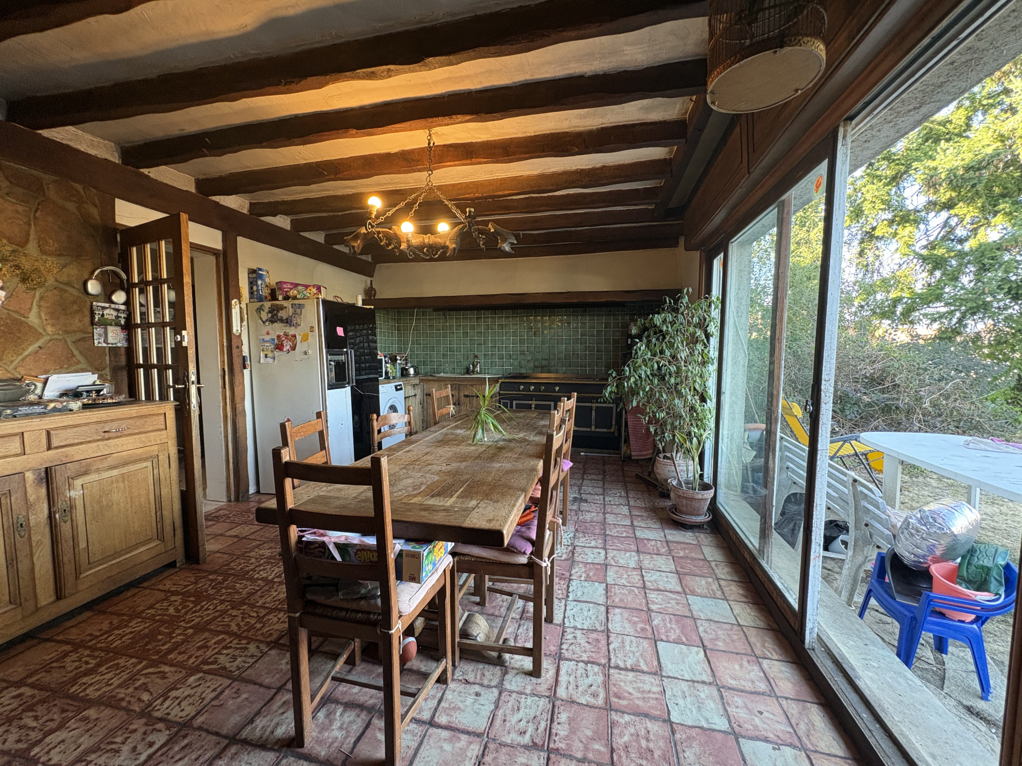 Intérieur d’une maison à Roissy-en-Brie Intérieur d'une maison à Roissy-en-Brie avec une cuisine et une salle à manger spacieuses.