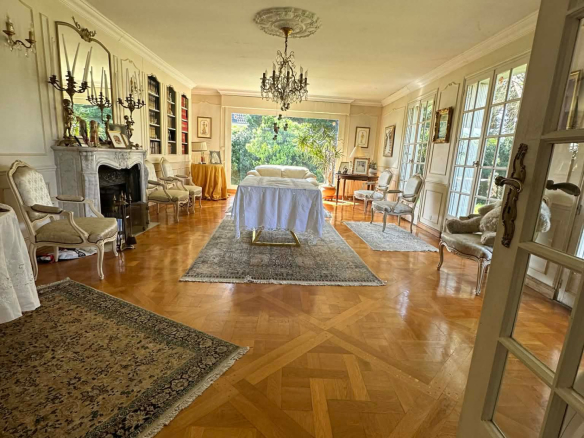 Intérieur d'une maison à Roissy-en-Brie avec un grand salon et une table centrale.