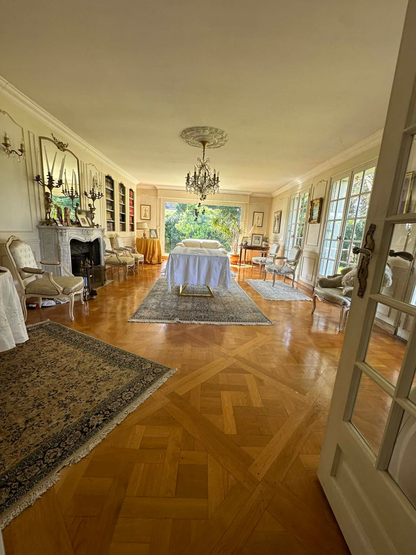 Salon spacieux à Roissy-en-Brie Intérieur d'une maison à Roissy-en-Brie avec un grand salon et une table centrale.