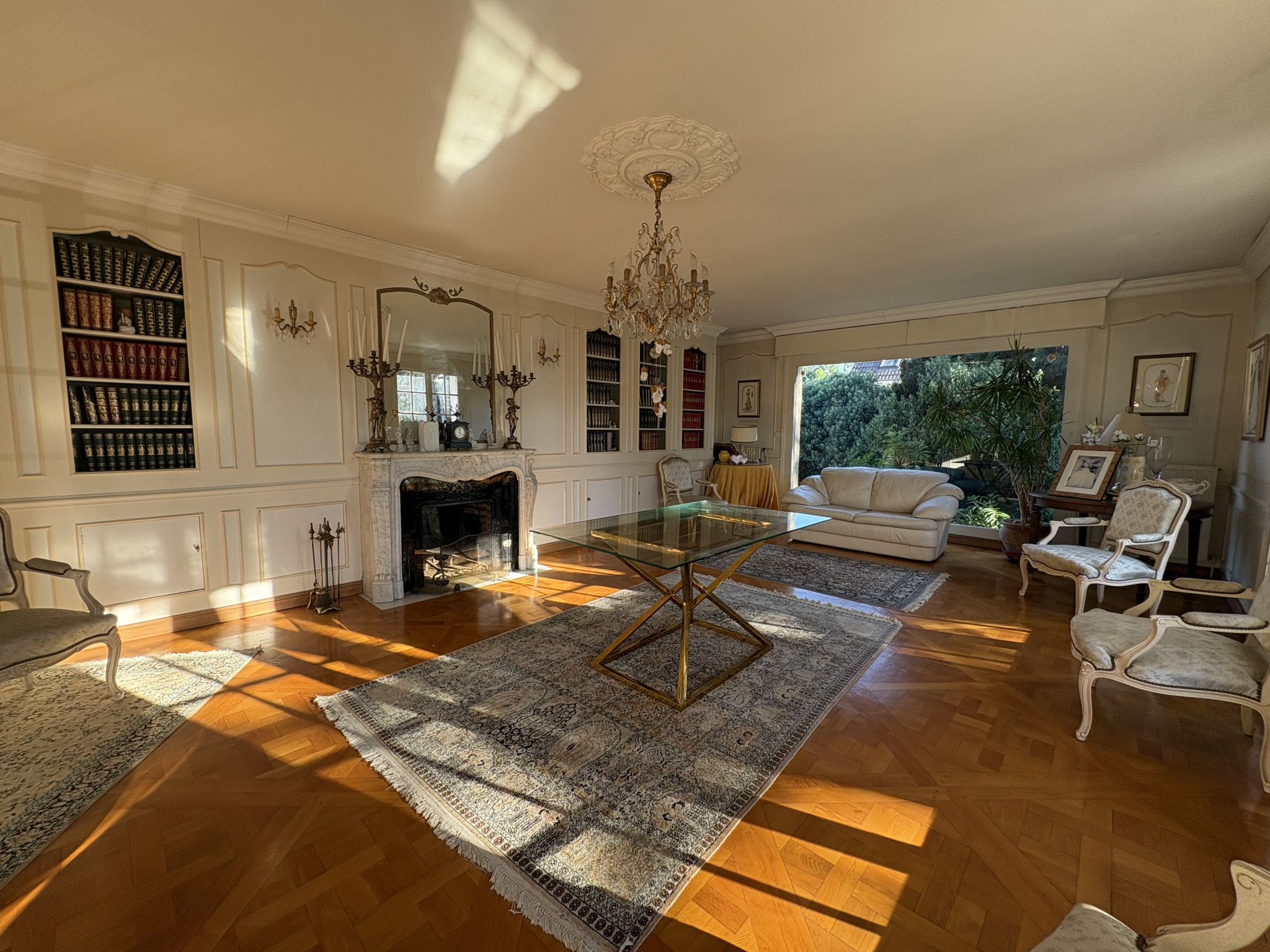 Salon d’une maison à Roissy-en-Brie Intérieur d'une maison à Roissy-en-Brie avec un salon lumineux, cheminée et mobilier élégant.