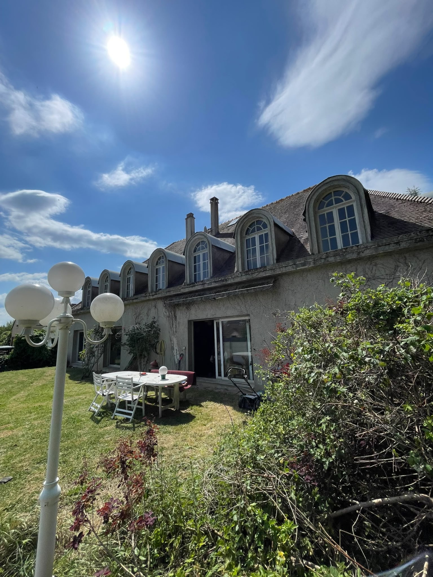 Maison à Roissy-en-Brie Maison individuelle de 12 pièces avec jardin à Roissy-en-Brie sous un ciel ensoleillé.