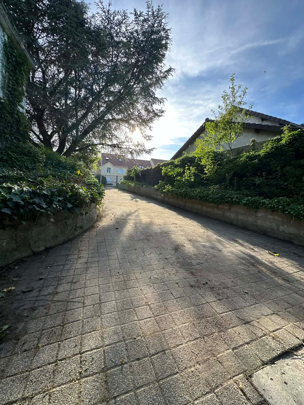 Allée d’une maison à Roissy-en-Brie Allée menant à une maison entourée de verdure à Roissy-en-Brie.