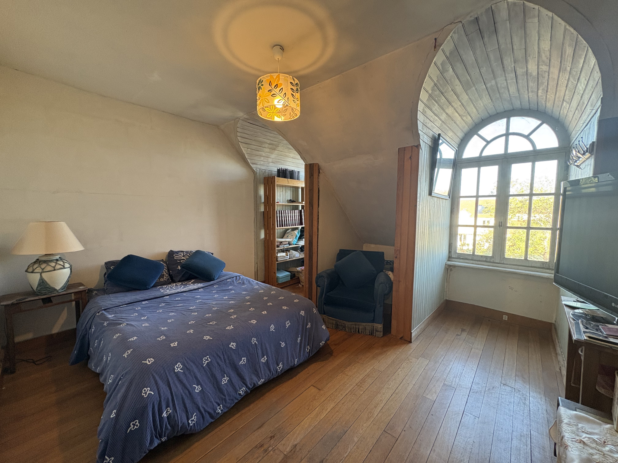 Chambre de maison à Roissy-en-Brie Chambre dans une maison de 12 pièces à Roissy-en-Brie, avec lit et bibliothèque.
