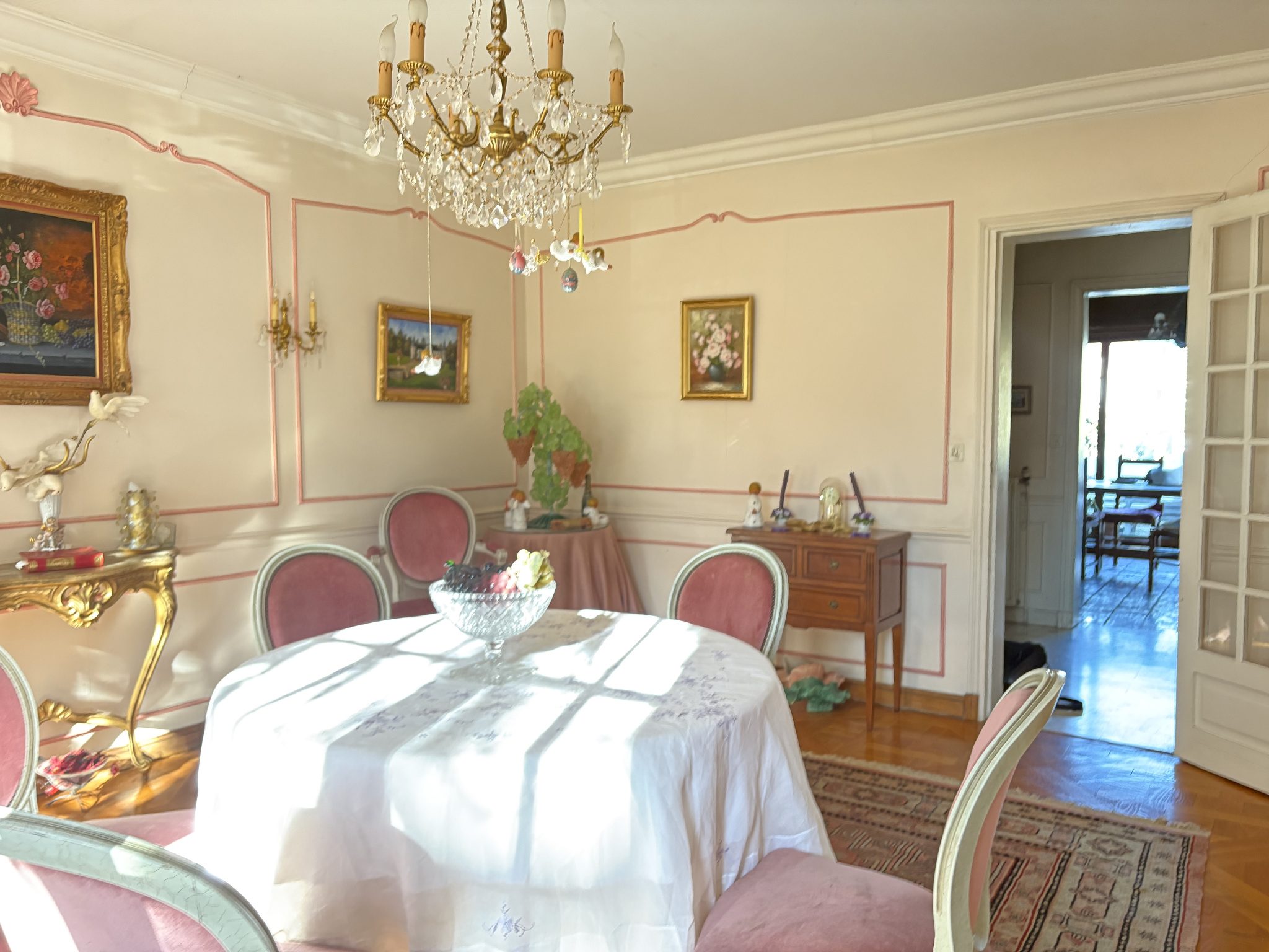 Intérieur d’une maison à Roissy-en-Brie Salle à manger avec table ronde et chaises dans une maison à Roissy-en-Brie.