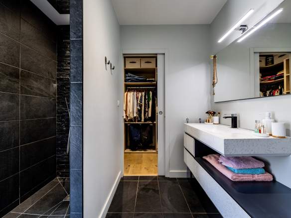 Salle de bain moderne avec douche et espace de rangement à Eysines.