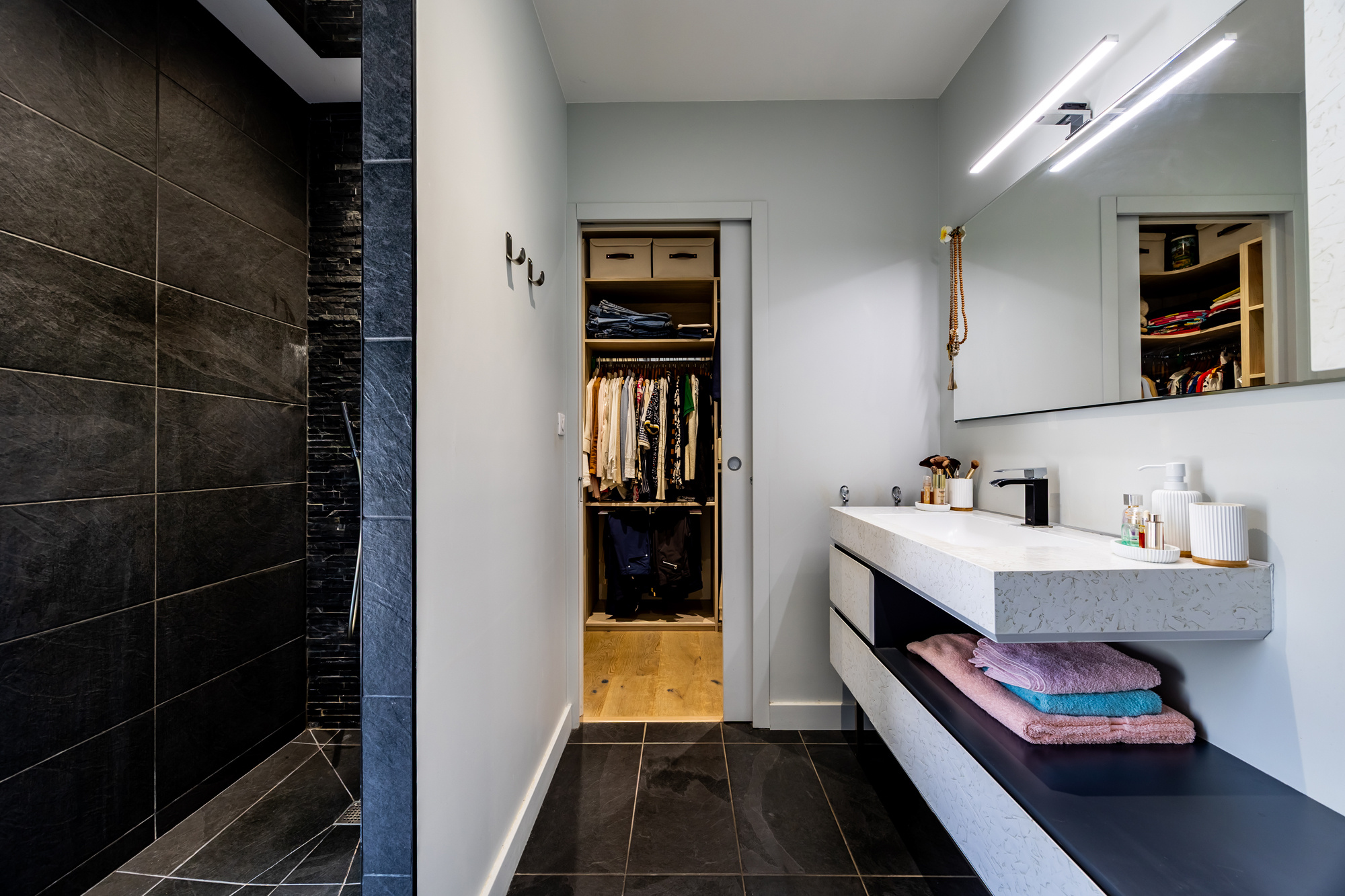 Salle de bain contemporaine Salle de bain moderne avec douche et espace de rangement à Eysines.