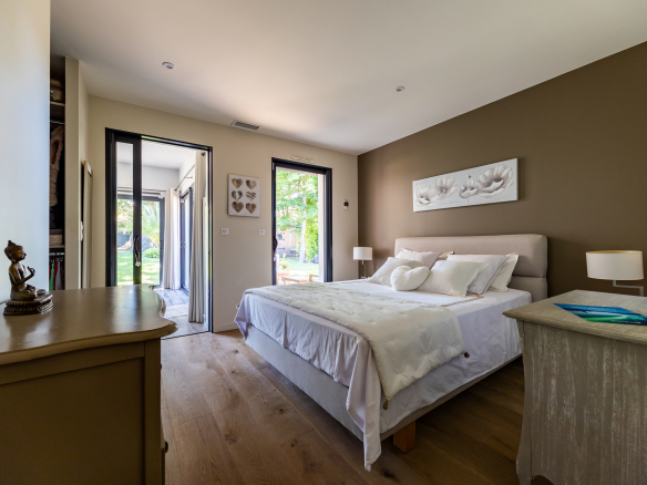 Chambre d'une maison de plain pied à Eysines, avec accès au jardin.