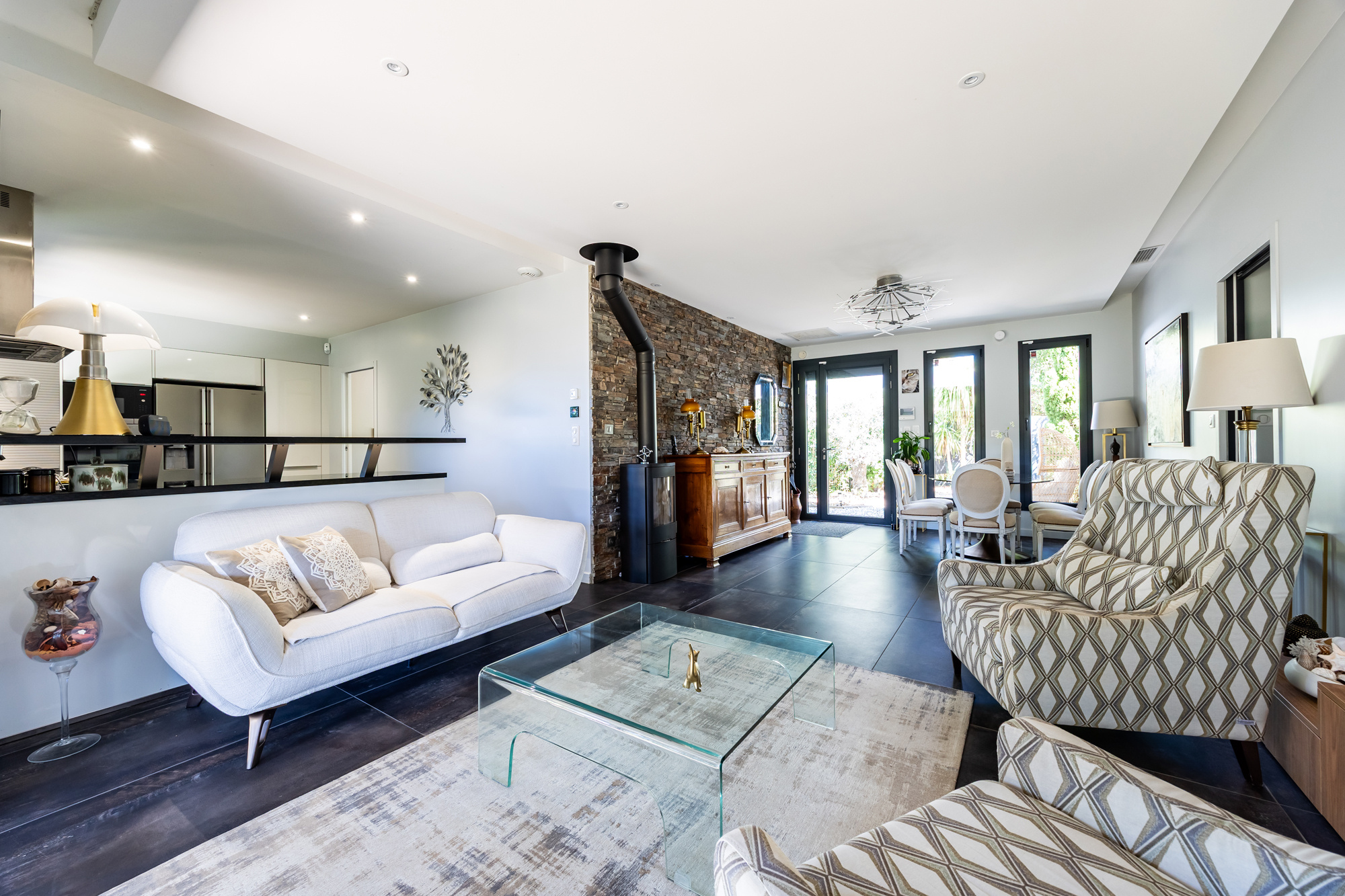 Intérieur d’une maison moderne à Eysines Intérieur d'une maison de plain pied moderne avec salon lumineux et cuisine ouverte.