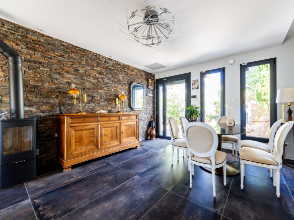 Intérieur d'une maison de plain pied à Eysines, avec un salon lumineux et une décoration moderne.