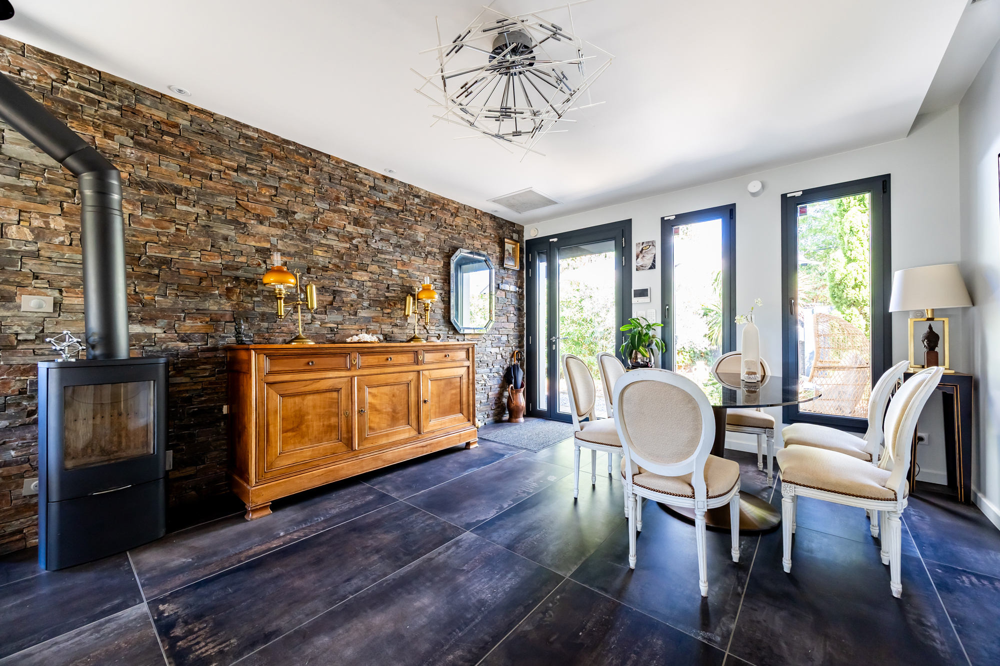 Intérieur d’une maison à Eysines Intérieur d'une maison de plain pied à Eysines, avec un salon lumineux et une décoration moderne.