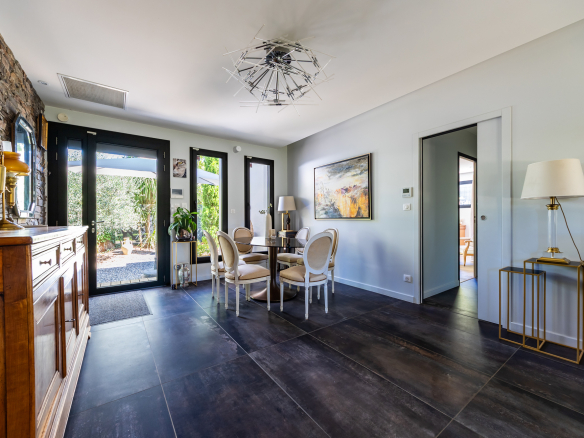 Intérieur d'une maison moderne avec un salon lumineux et des meubles contemporains.