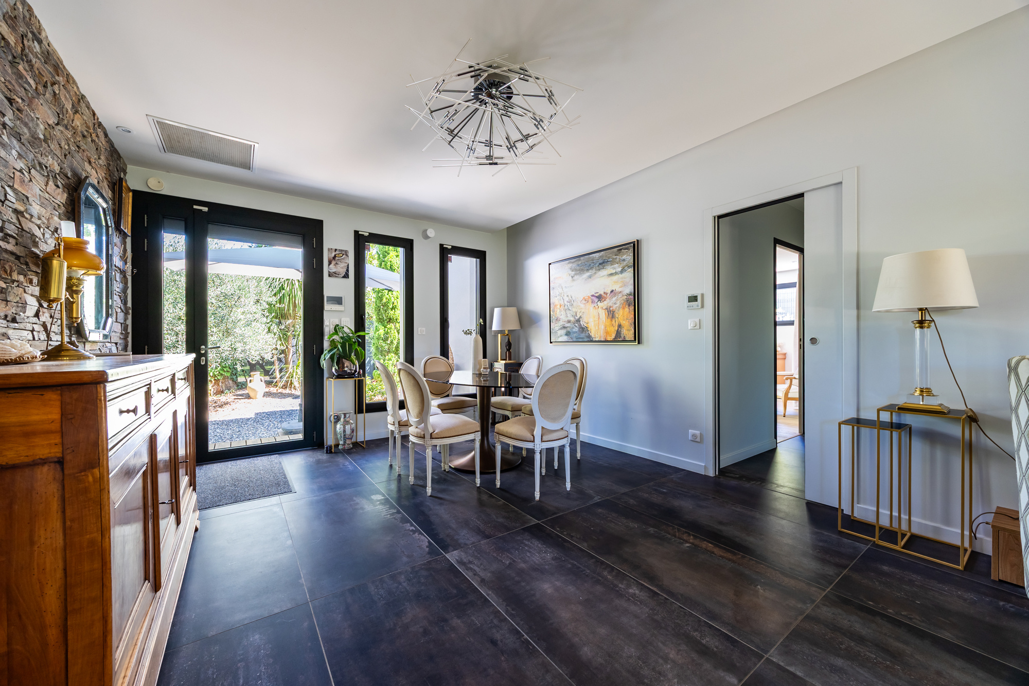 Intérieur d’une maison à Eysines Intérieur d'une maison moderne avec un salon lumineux et des meubles contemporains.