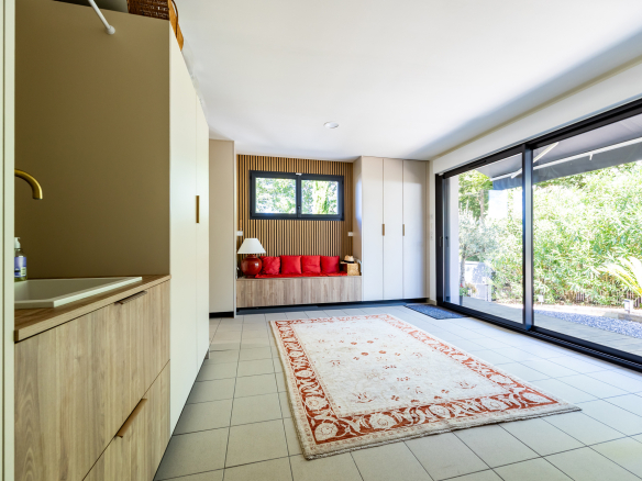 Intérieur d'une maison de plain pied moderne avec un espace lumineux et un accès au jardin.