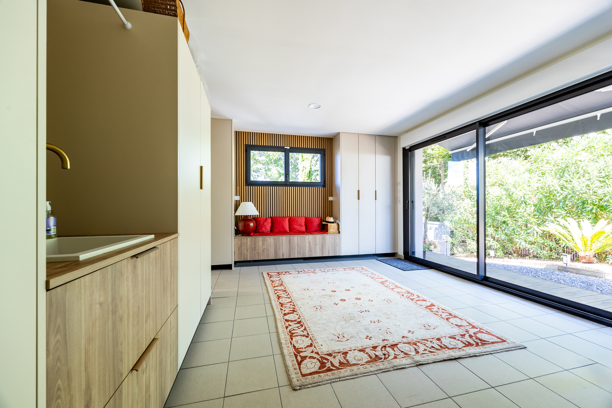 Intérieur d’une maison moderne à Eysines Intérieur d'une maison de plain pied moderne avec un espace lumineux et un accès au jardin.