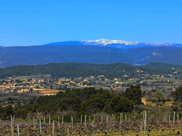 Vue panoramique sur le village de Bonnieux et les montagnes environnantes.