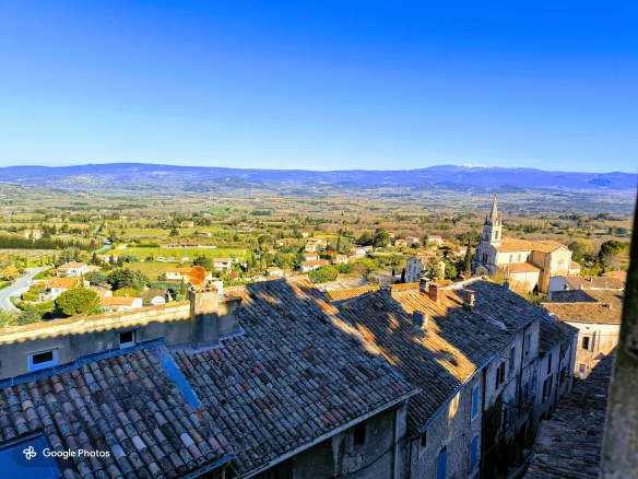 Vue panoramique sur le village de Bonnieux et la vallée environnante.