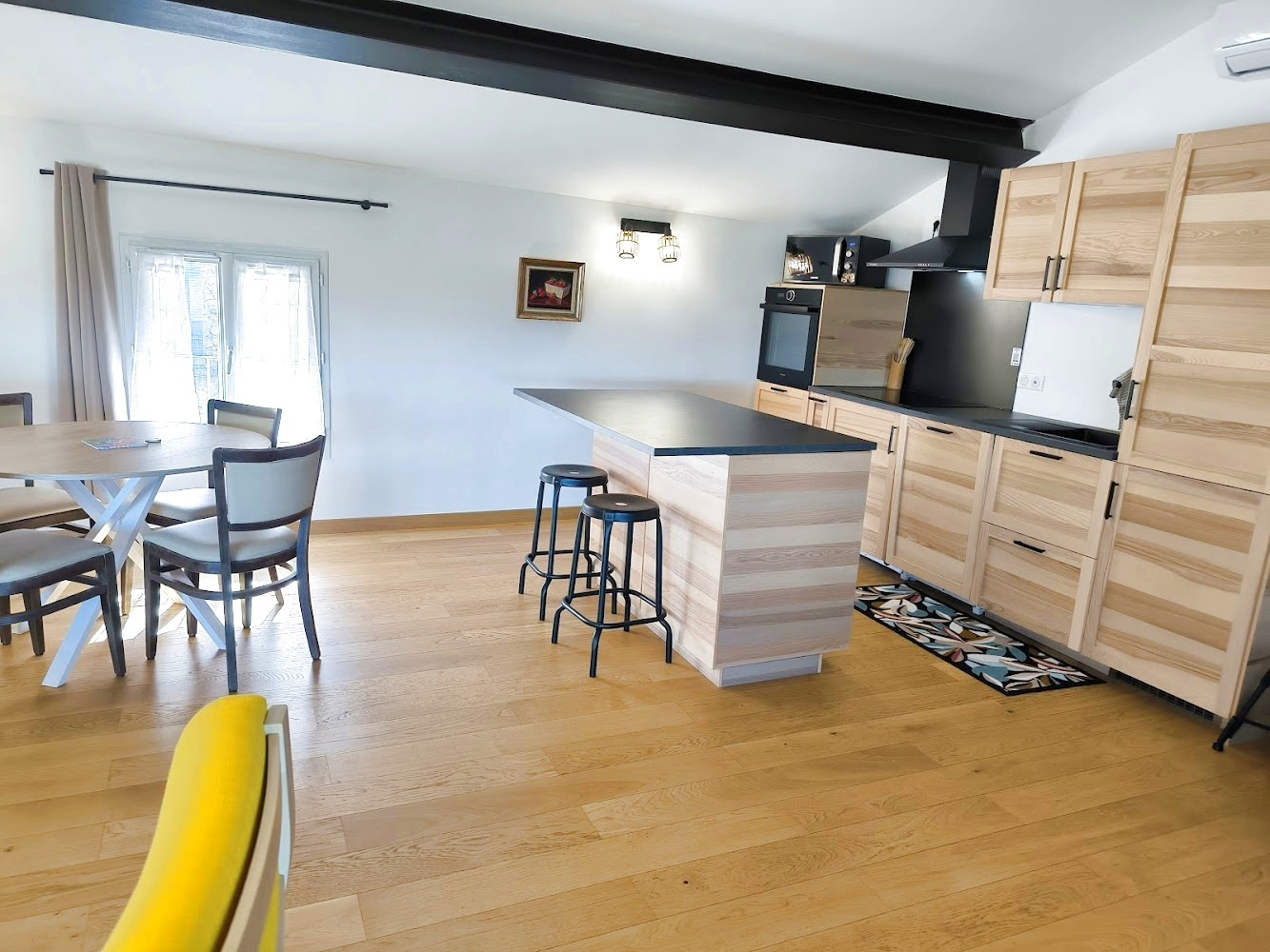 Duplex rénové à Bonnieux Intérieur d'un duplex rénové avec cuisine moderne et coin repas à Bonnieux.
