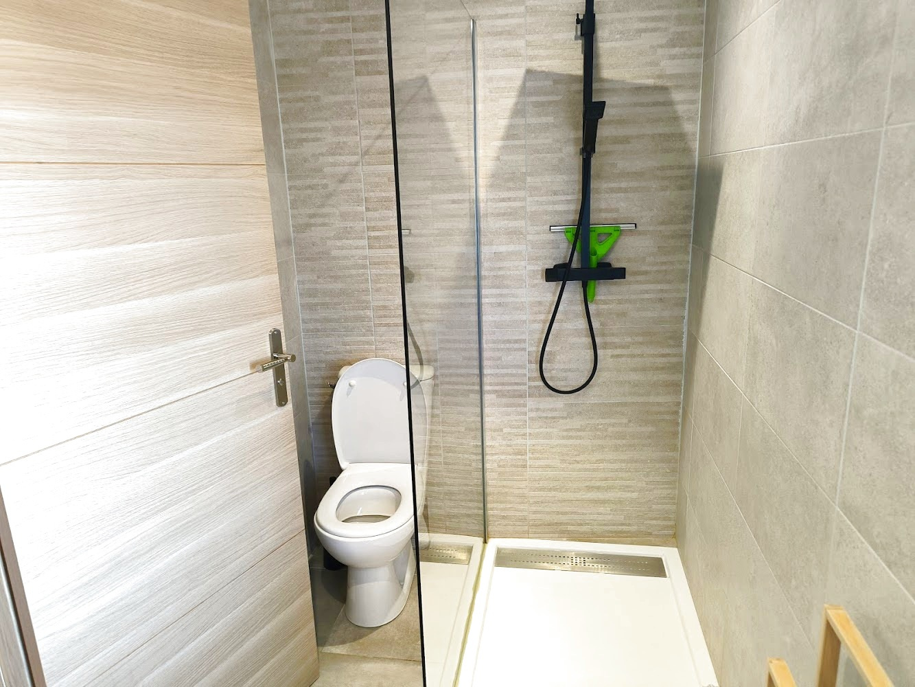 Salle de bain duplex à Bonnieux Salle de bain moderne avec douche et toilettes dans un duplex à Bonnieux.