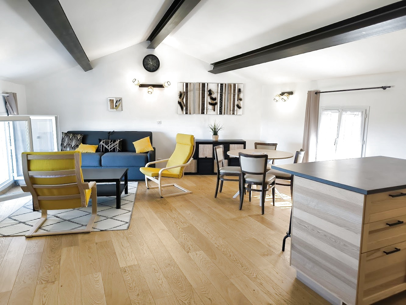 Intérieur d’un duplex à Bonnieux Intérieur d'un duplex moderne avec salon, salle à manger et cuisine ouverte, lumineux et bien aménagé.